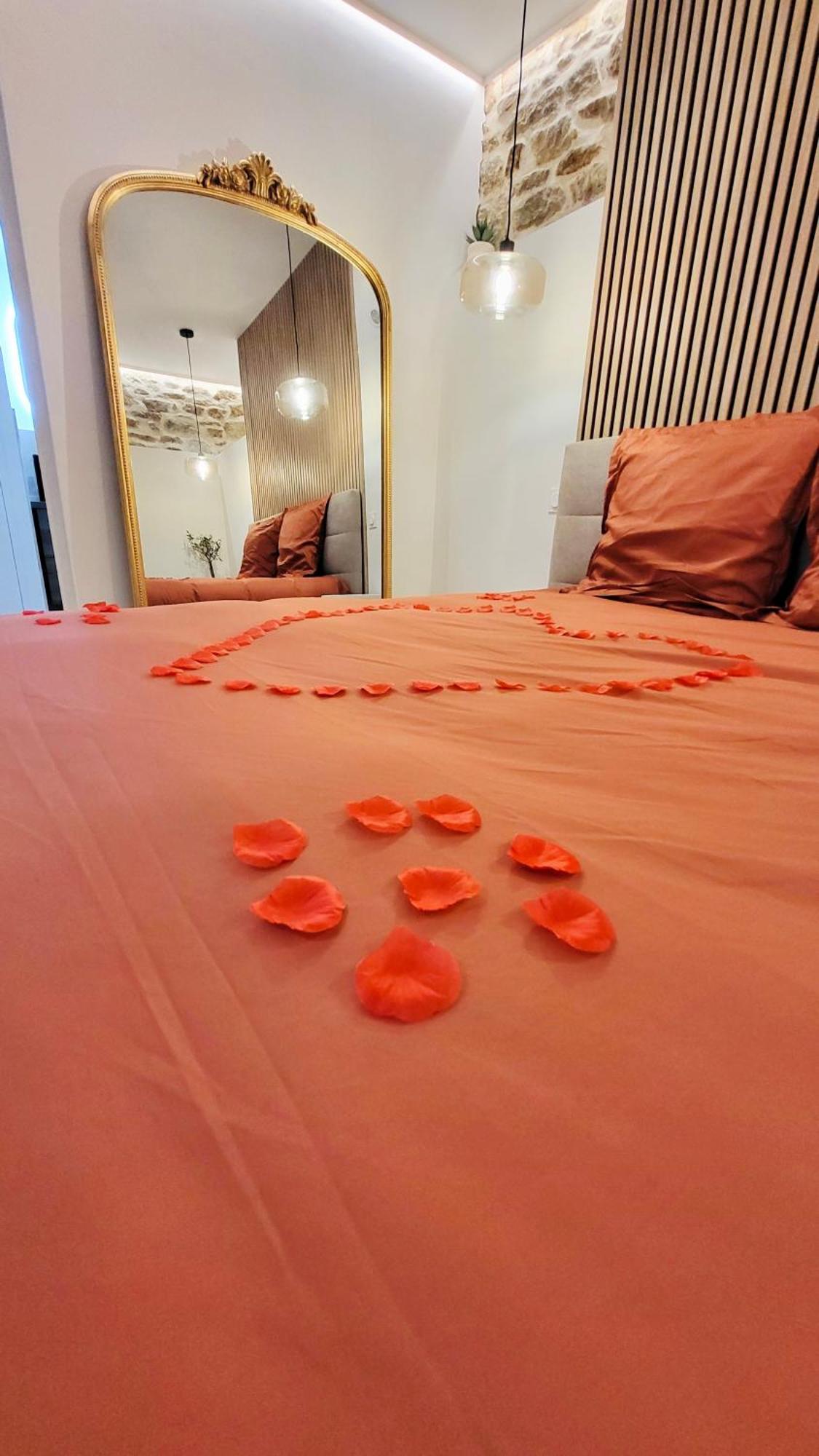 - La Suite Delos - Jacuzzi 2 Places - Centre Ville A Pied - Lit Queen Size - Parking Privee - Wifi - City Center Within Walking Distance - Quimper Eksteriør billede