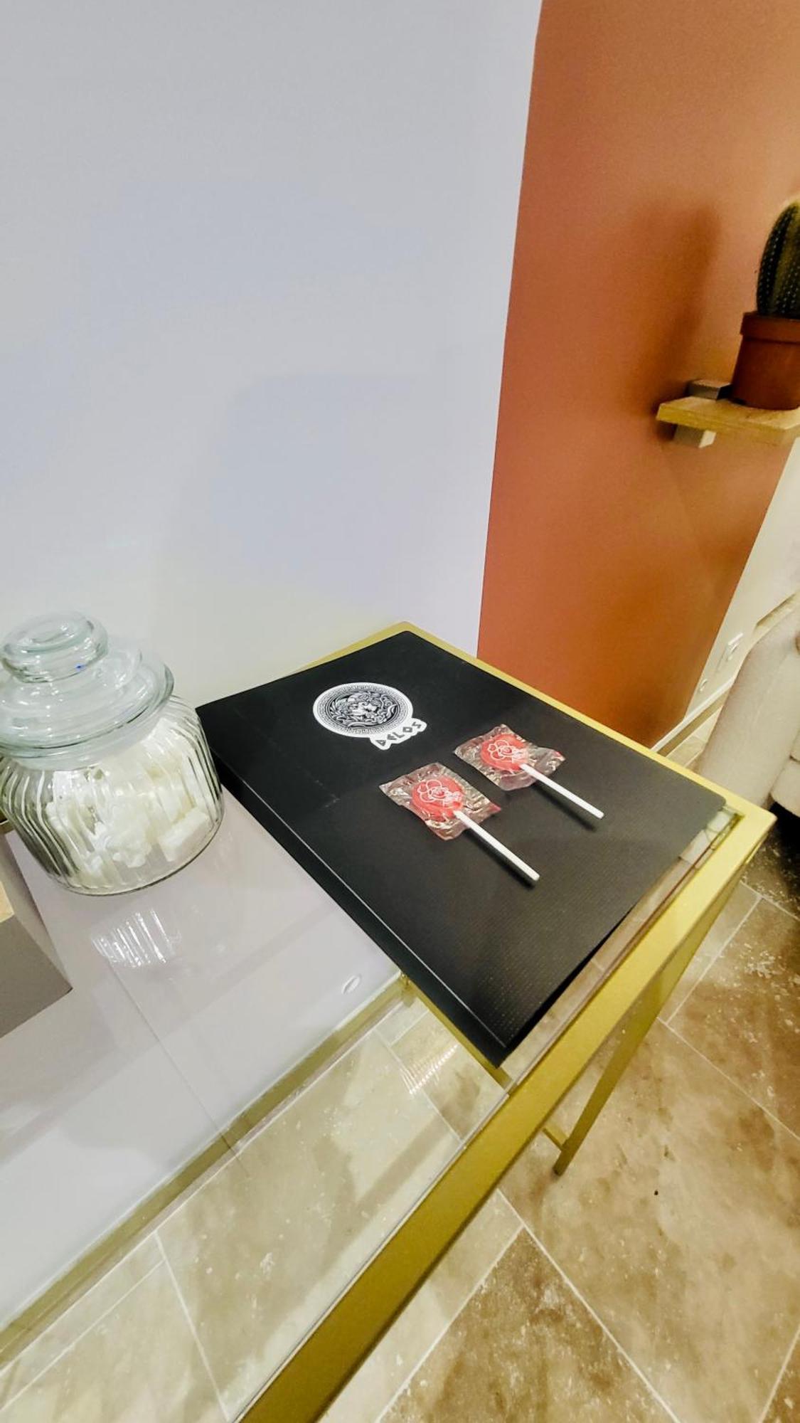 - La Suite Delos - Jacuzzi 2 Places - Centre Ville A Pied - Lit Queen Size - Parking Privee - Wifi - City Center Within Walking Distance - Quimper Eksteriør billede