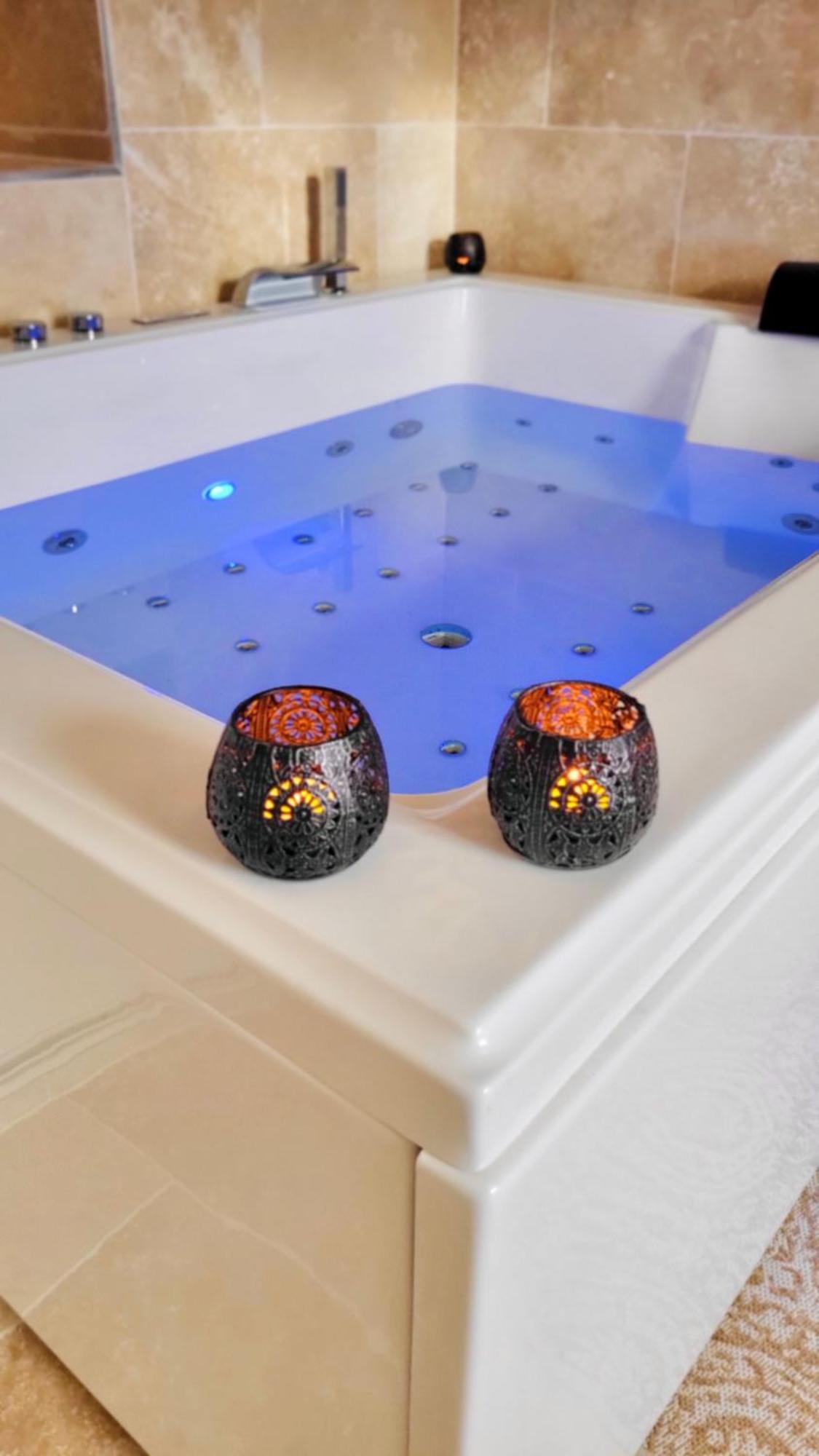 - La Suite Delos - Jacuzzi 2 Places - Centre Ville A Pied - Lit Queen Size - Parking Privee - Wifi - City Center Within Walking Distance - Quimper Eksteriør billede