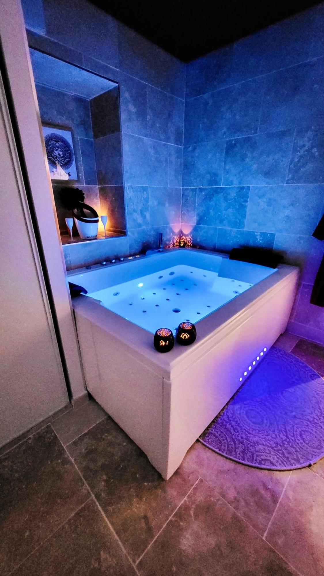 - La Suite Delos - Jacuzzi 2 Places - Centre Ville A Pied - Lit Queen Size - Parking Privee - Wifi - City Center Within Walking Distance - Quimper Eksteriør billede