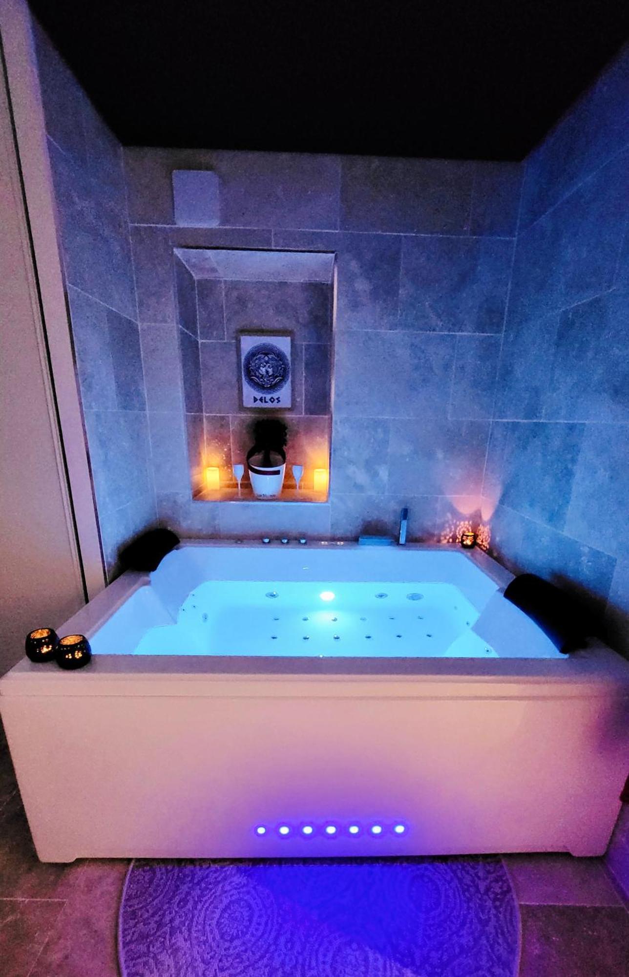 - La Suite Delos - Jacuzzi 2 Places - Centre Ville A Pied - Lit Queen Size - Parking Privee - Wifi - City Center Within Walking Distance - Quimper Eksteriør billede